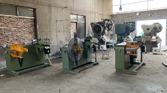 NC伺服送料機+GO料架整平二合一生產(chǎn)車間 金莞德機械