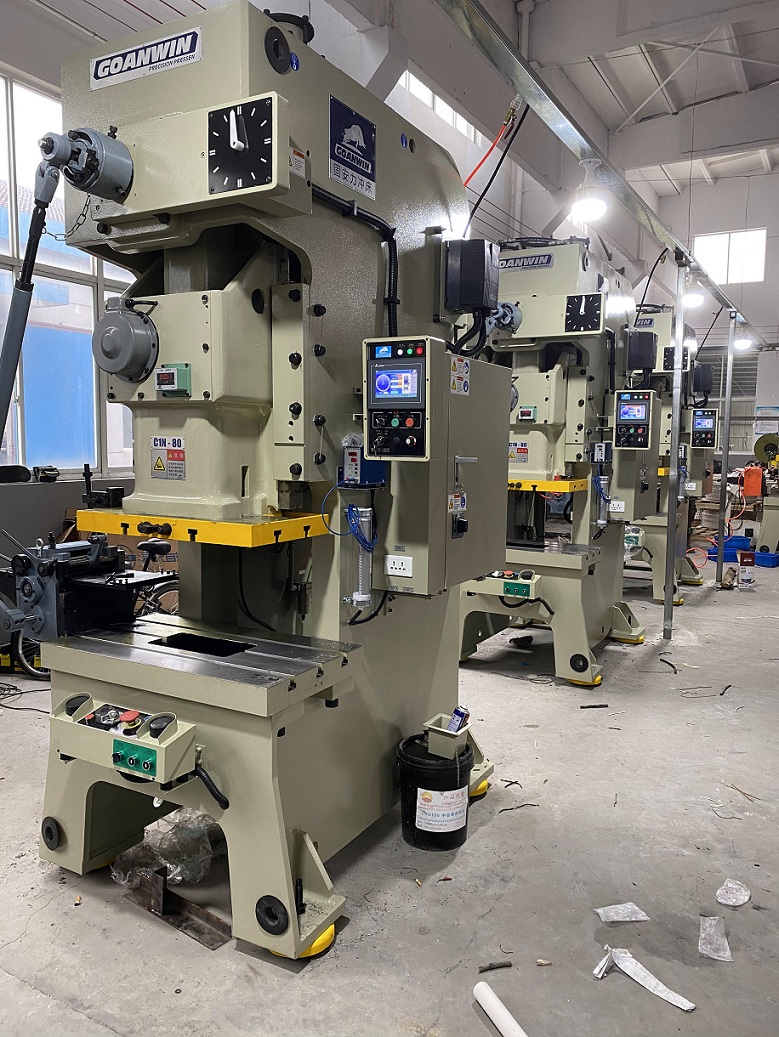 客戶上新3臺新沖床 3臺送料機 3臺下死點保護器