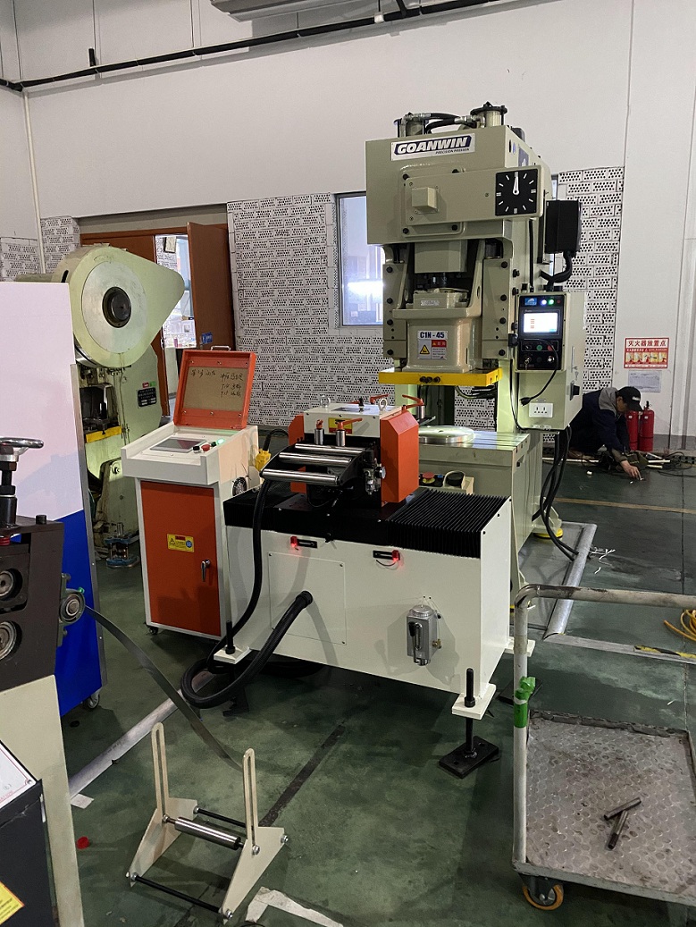 偏擺伺服送料機生產(chǎn)現(xiàn)場