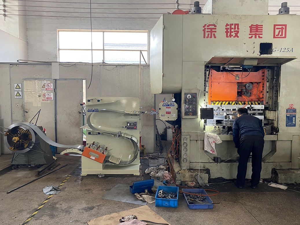 高速齒輪送料機和S型整平機安裝調(diào)試生產(chǎn)