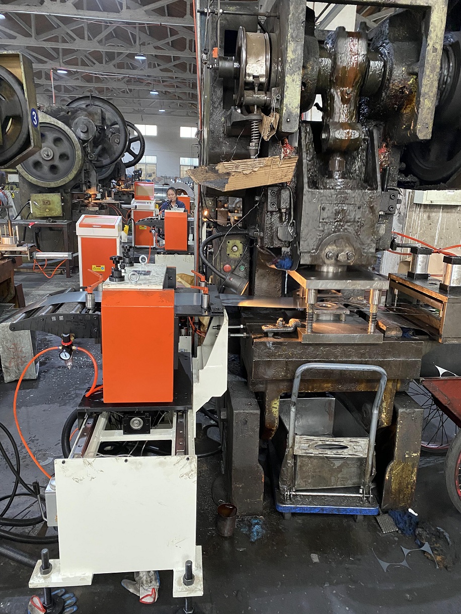 三臺偏擺伺服送料機400型安裝調(diào)試